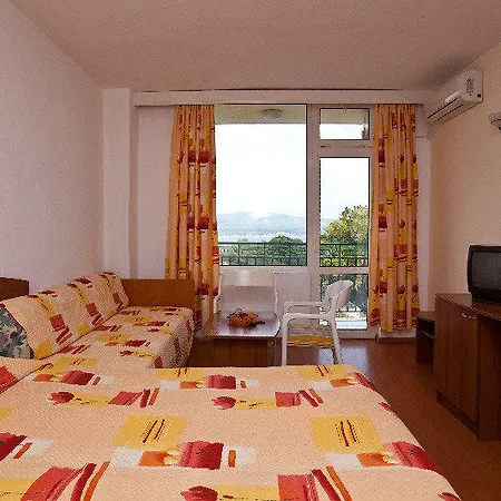 מלון Perla Plaza 3*