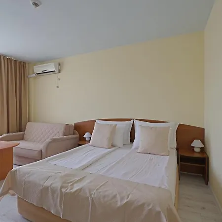 فندق Perla Plaza 3*