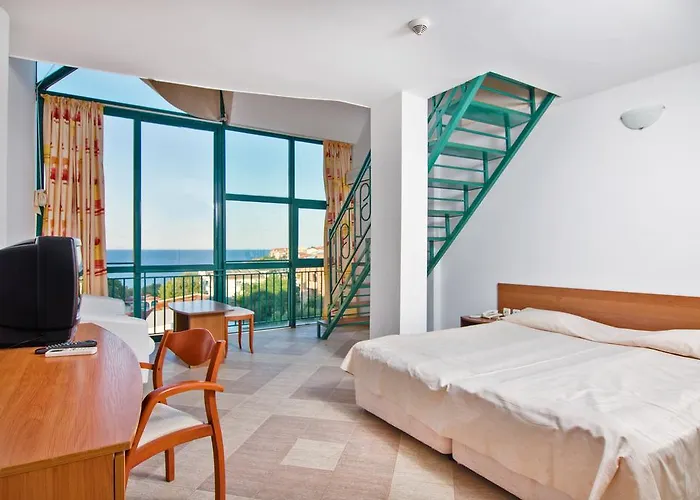 Hotel Perla Plaza Hotel 3*