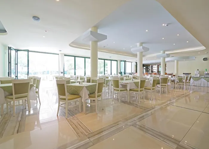 Perla Plaza Hotel 3*